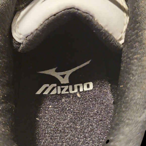 Mizuno Black and White Sneakers - Picture 5 of 6